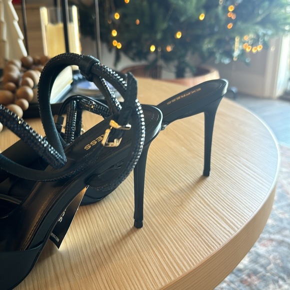 Dark green heels with bows. Size 9. - Picture 4 of 5